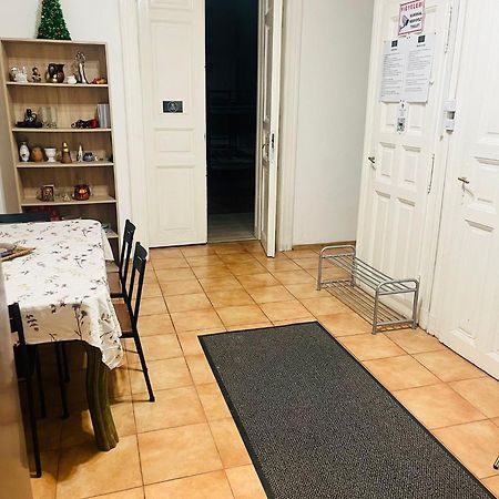 Ejjeli Majom Hostel Boedapest Buitenkant foto