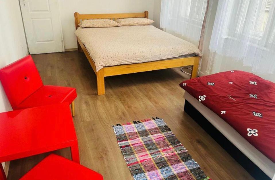 Ejjeli Majom Hostel Boedapest Buitenkant foto